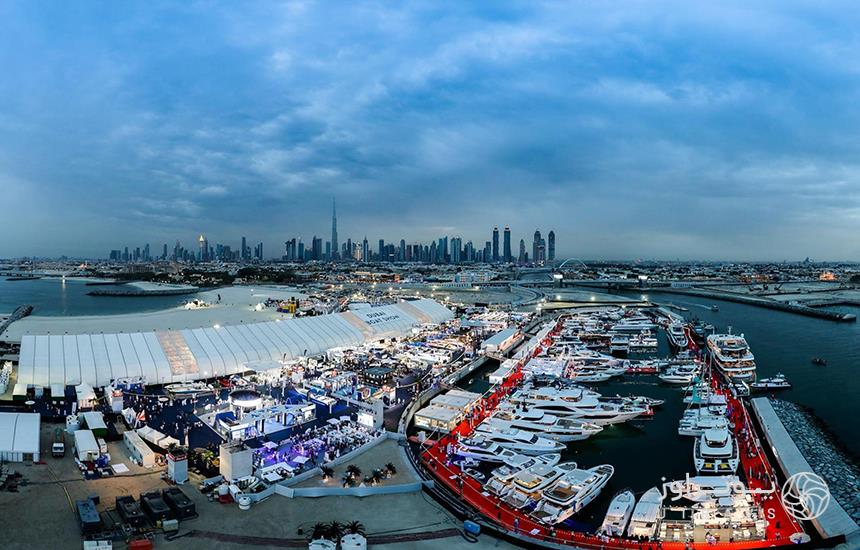 تعدادی قایق سفیدرنگ که در محوطه‌ای مشخص در دریا پارک شده‌اند، از نمای بالا در جشنواره قایق‌های دبی